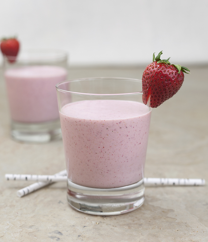 creamy strawberry smoothie with rolled oats