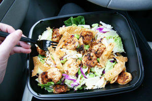 Win at mealtime with Applebee's Carside To Go - Savvy Sassy Moms