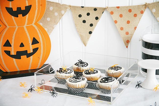 Super cute spider cupcakes for halloween.